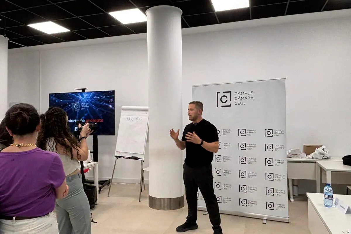 Miguel Martínez Gil dando una clase de IA en Campus Cámara CEU