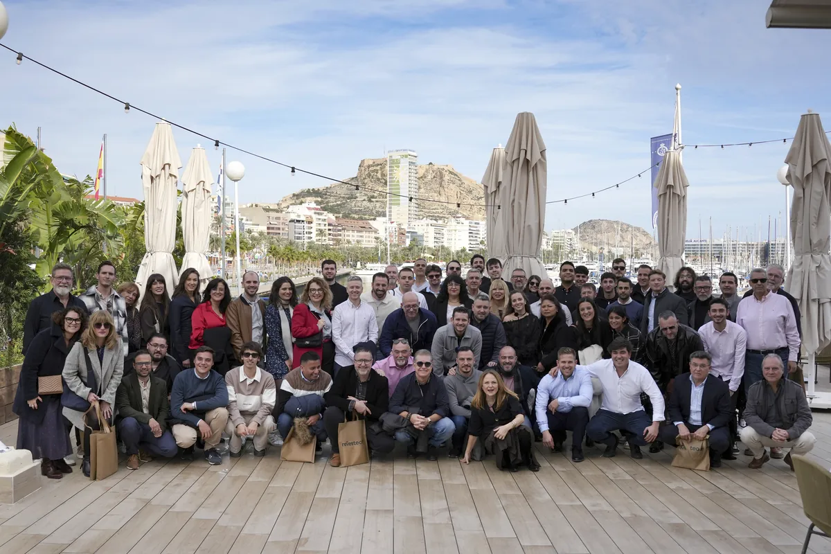 El equipo de Revestech al completo, en el puerto de Alicante