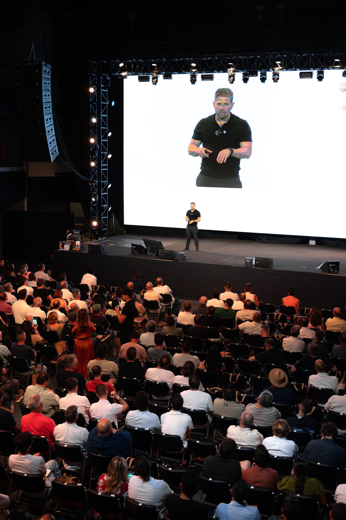 Auditorio lleno en un evento propio de Revestech
