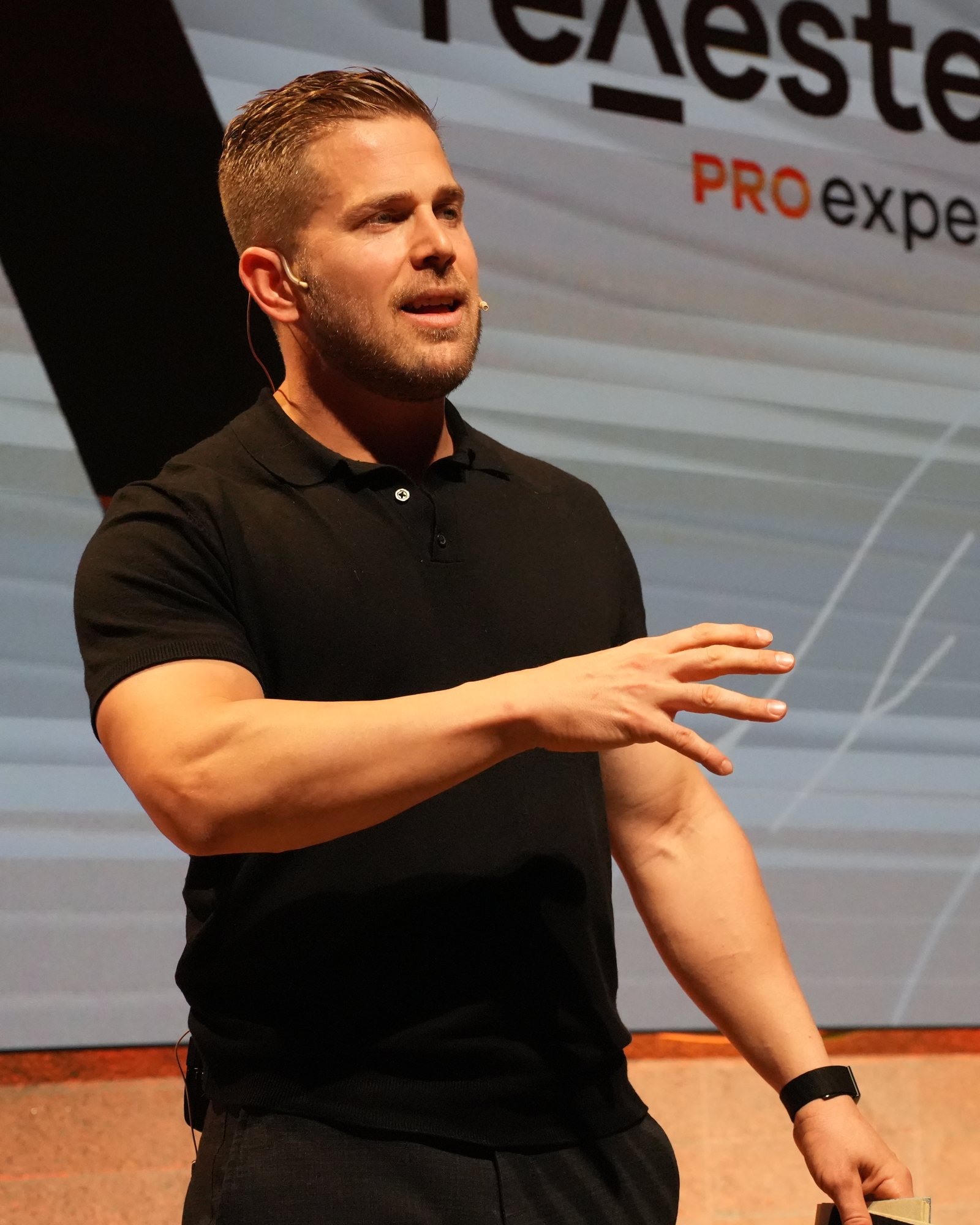 Miguel Martínez Gil en el escenario del PRO Experience de Revestech