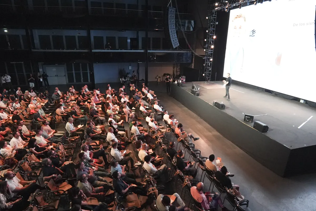 Auditorio lleno en Revestech PRO Experience 2, el Hospital de las Filtraciones, en Alicante