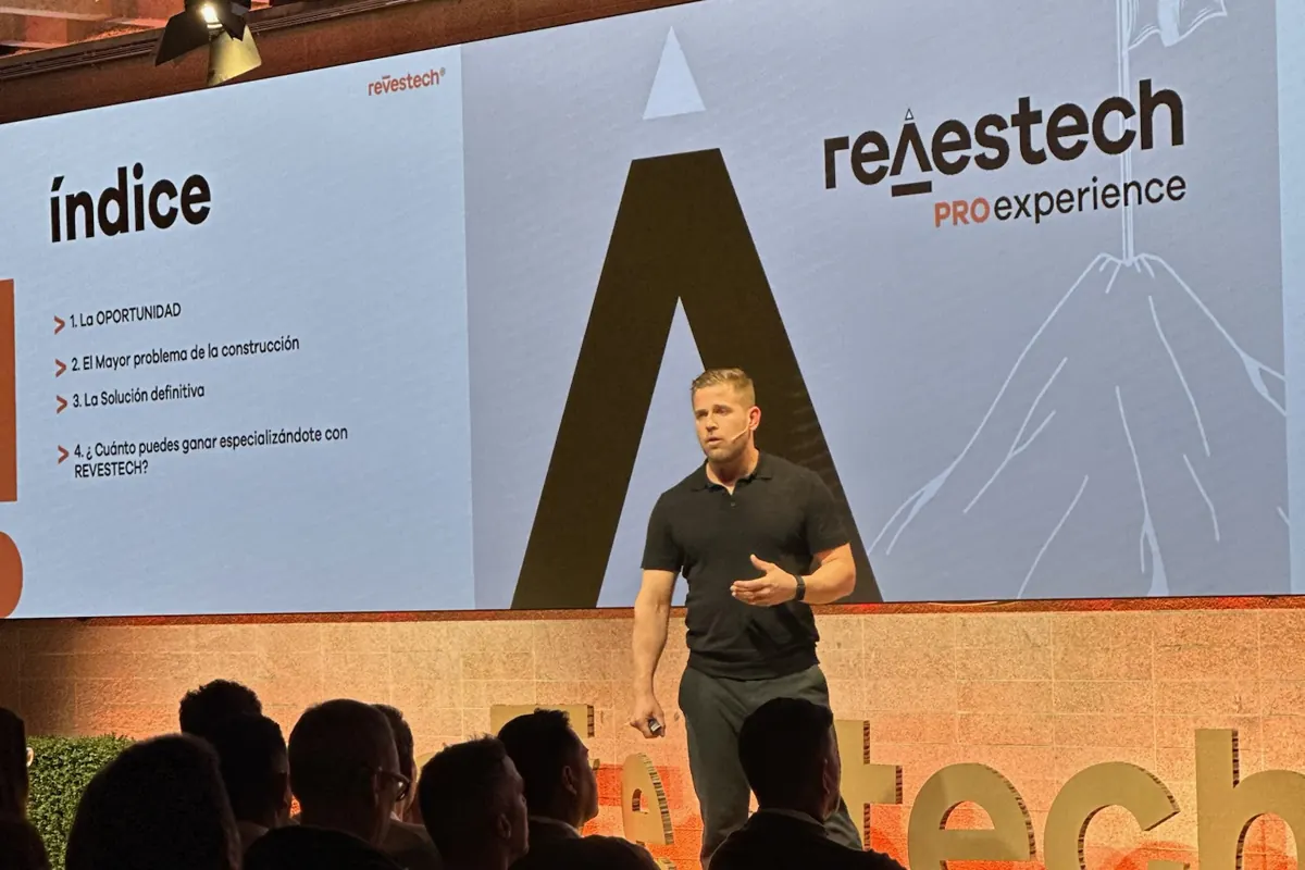 Miguel Martínez Gil en el escenario de Revestech PRO Experience, en Madrid