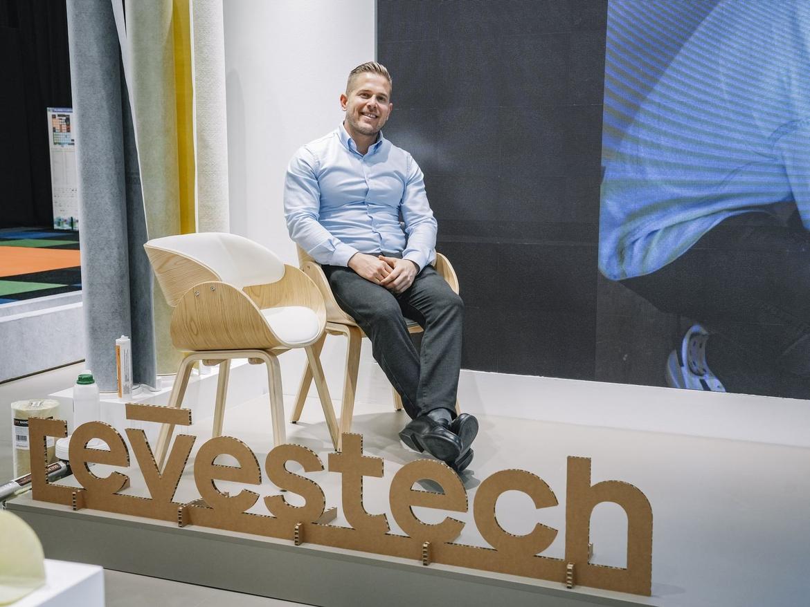 Miguel Martínez Gil en el stand de Revestech