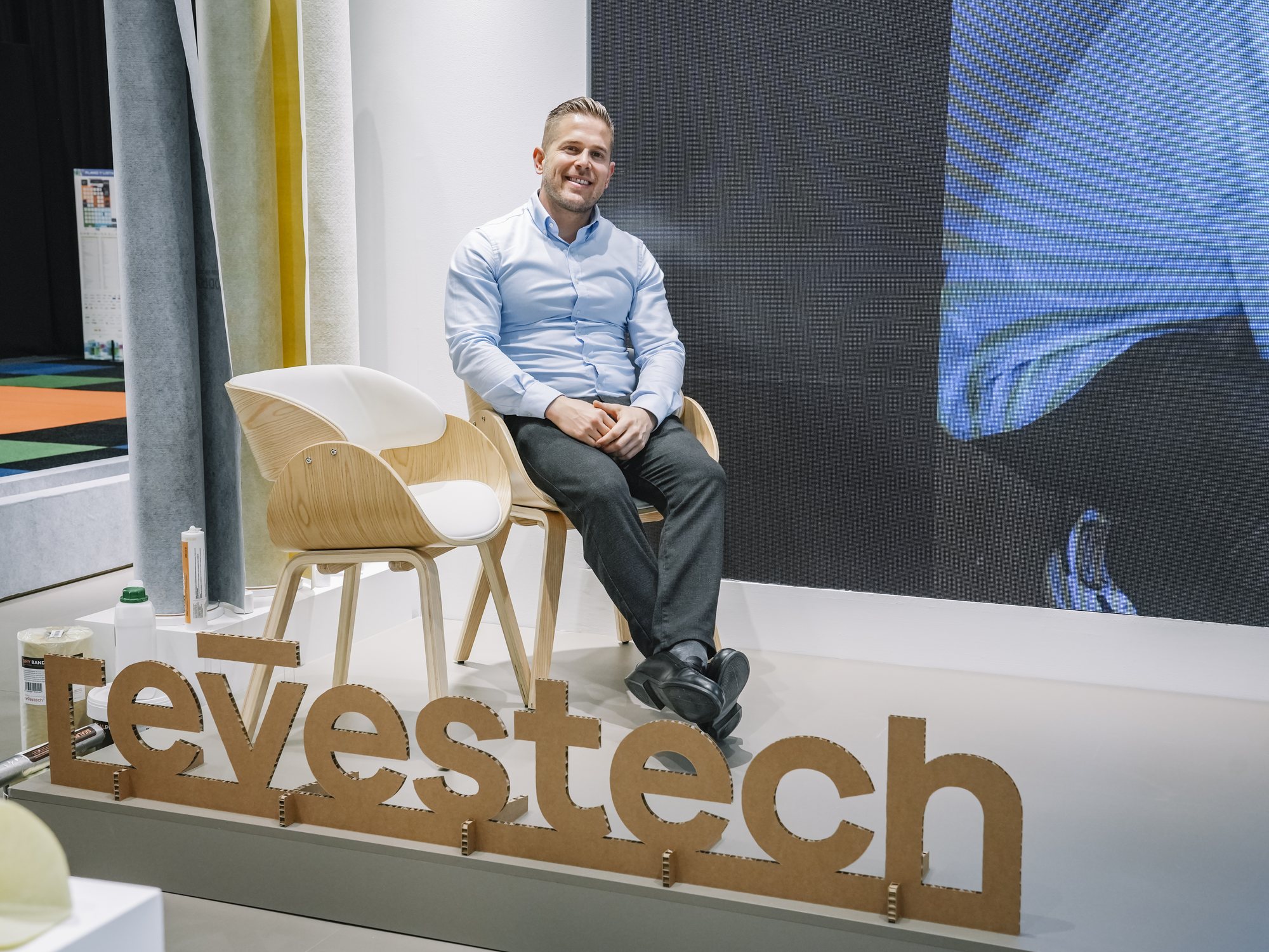 Miguel en el stand de Revestech